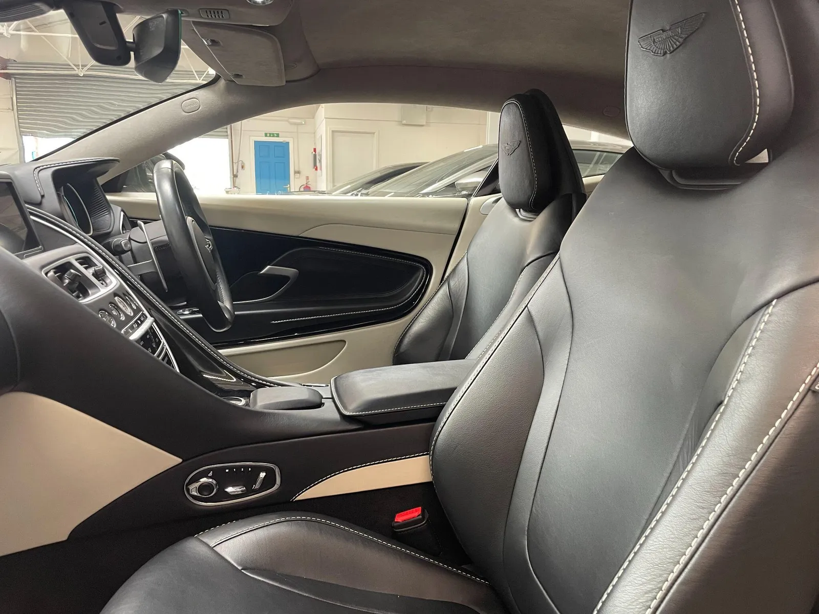 2019 Aston Martin DB11 V8 Xenon Grey photo 4