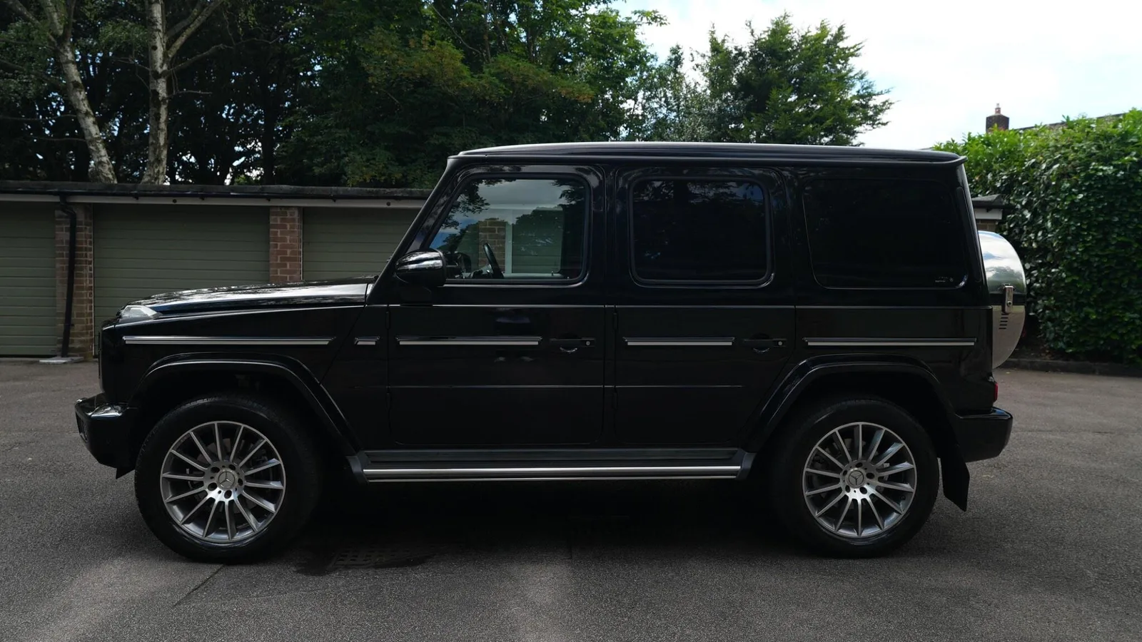 2019 Mercedes-Benz G350d AMG Line Obsidian Black photo 2