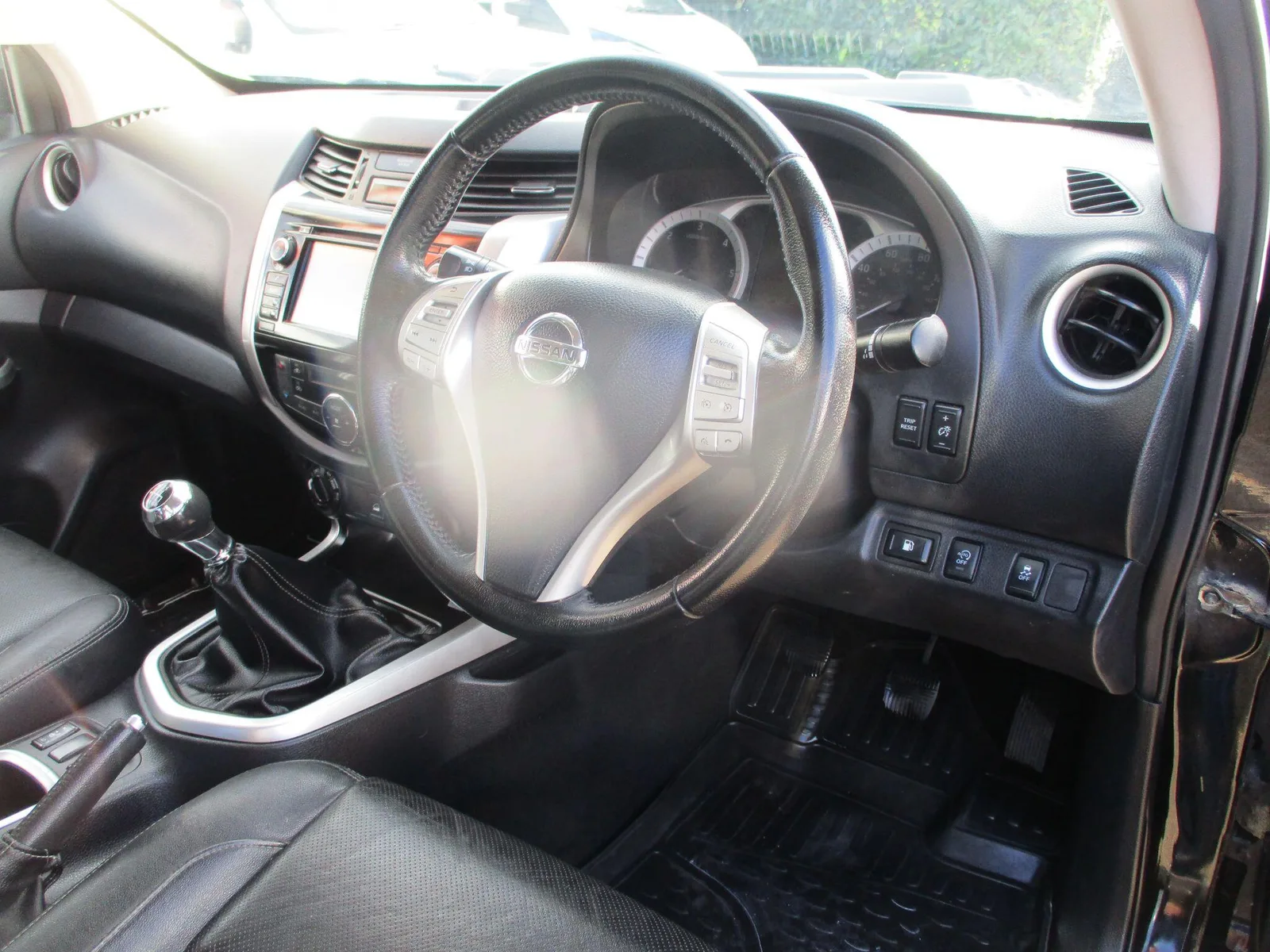 2019 Nissan Navara 2.3 dCi Tekna Manual Black photo 5