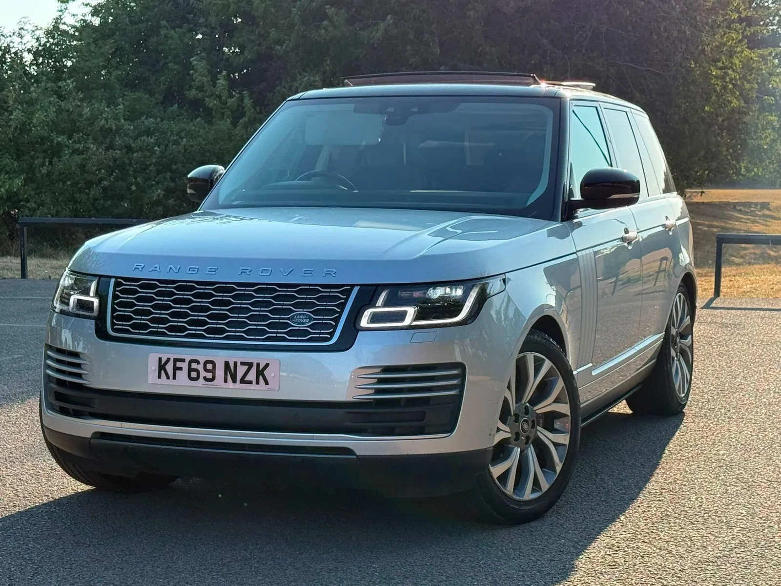 2019 Range Rover Vogue P400e Silver photo 2