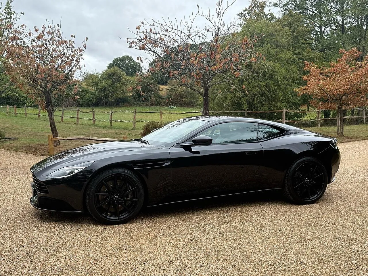2020 Aston Martin DB11 V8 Black photo 4
