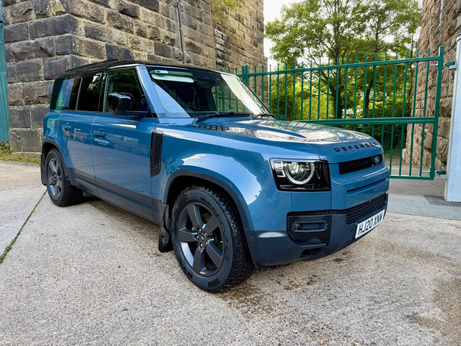 2020 Land Rover Defender 110 SD4 SE Tasman Blue