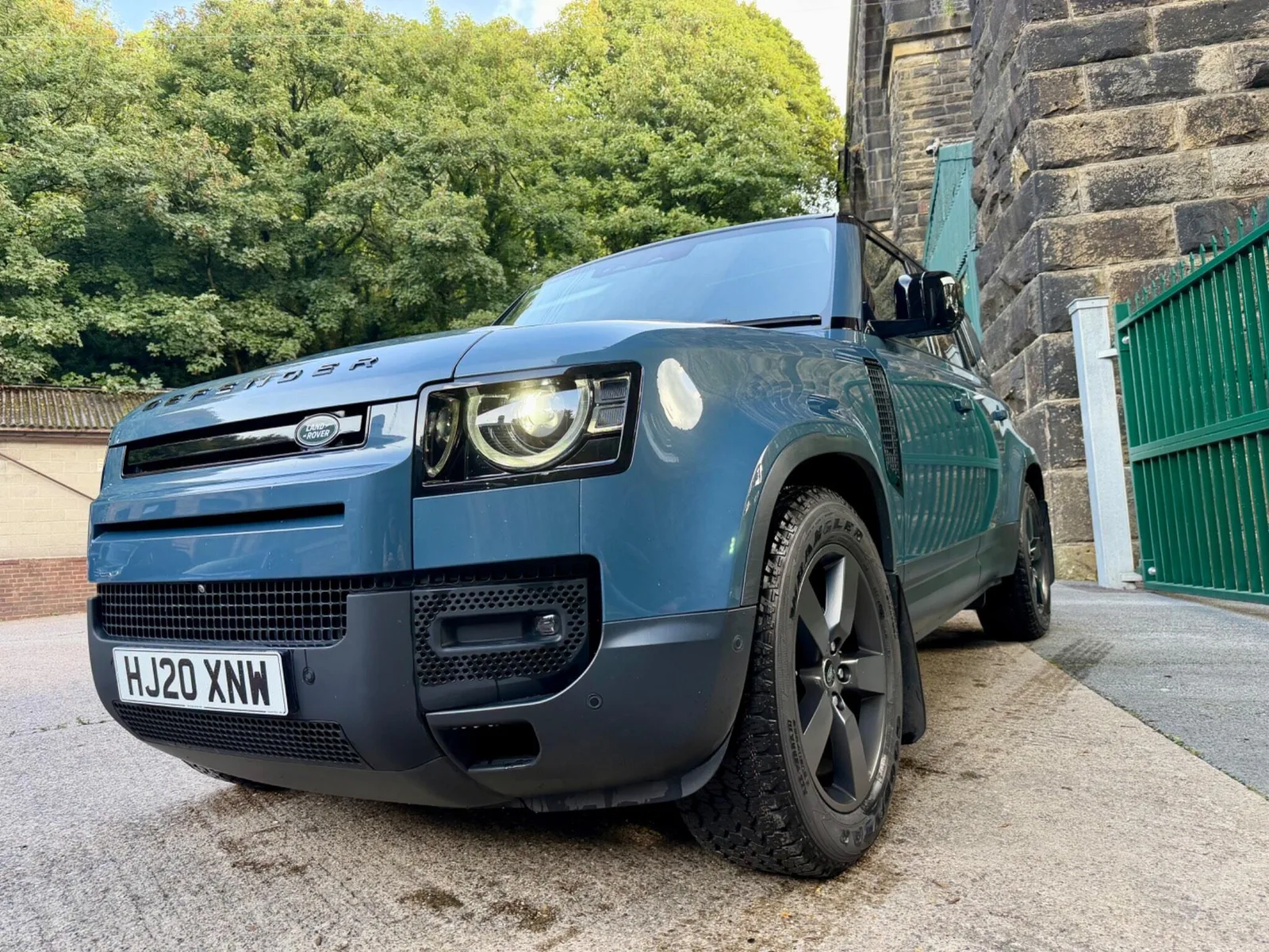 2020 Land Rover Defender 110 SD4 SE Tasman Blue photo 2