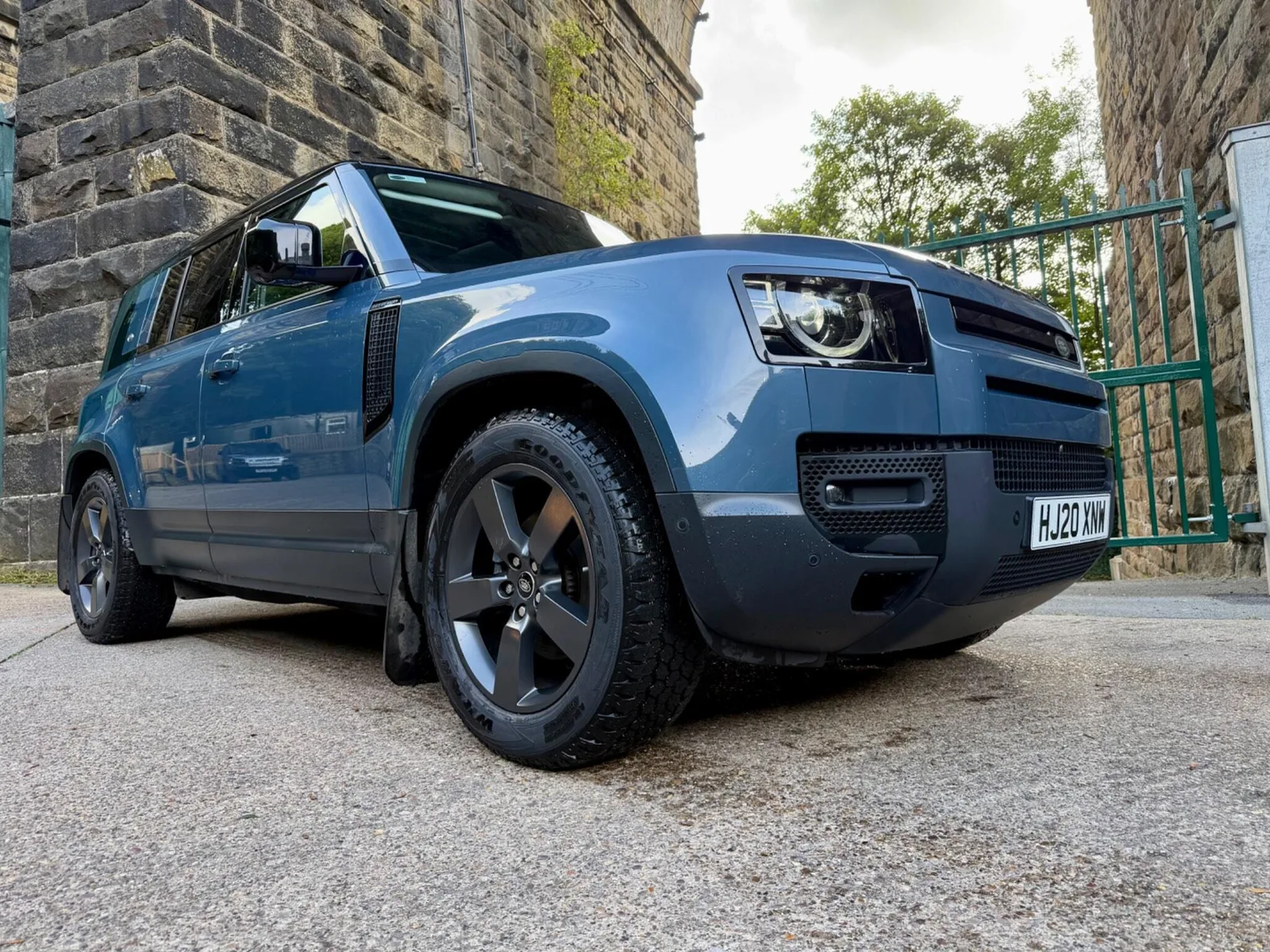 2020 Land Rover Defender 110 SD4 SE Tasman Blue photo 3