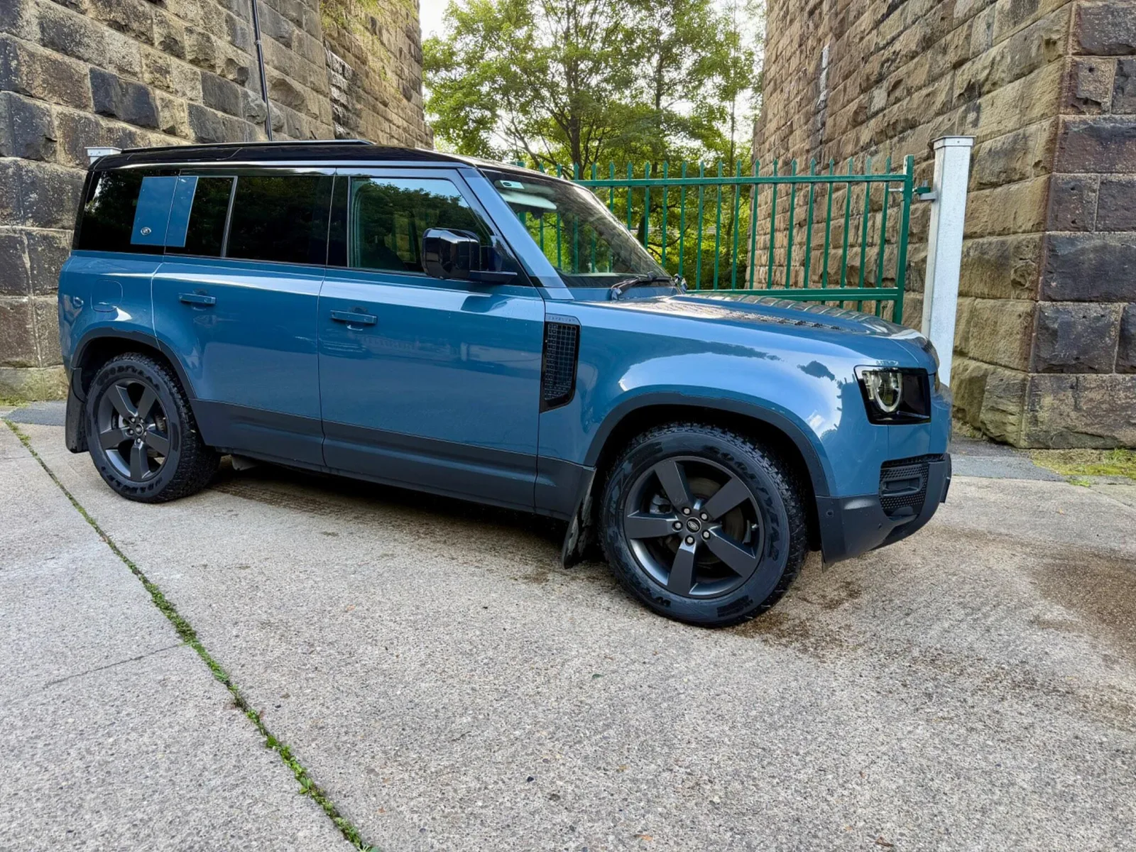 2020 Land Rover Defender 110 SD4 SE Tasman Blue photo 4