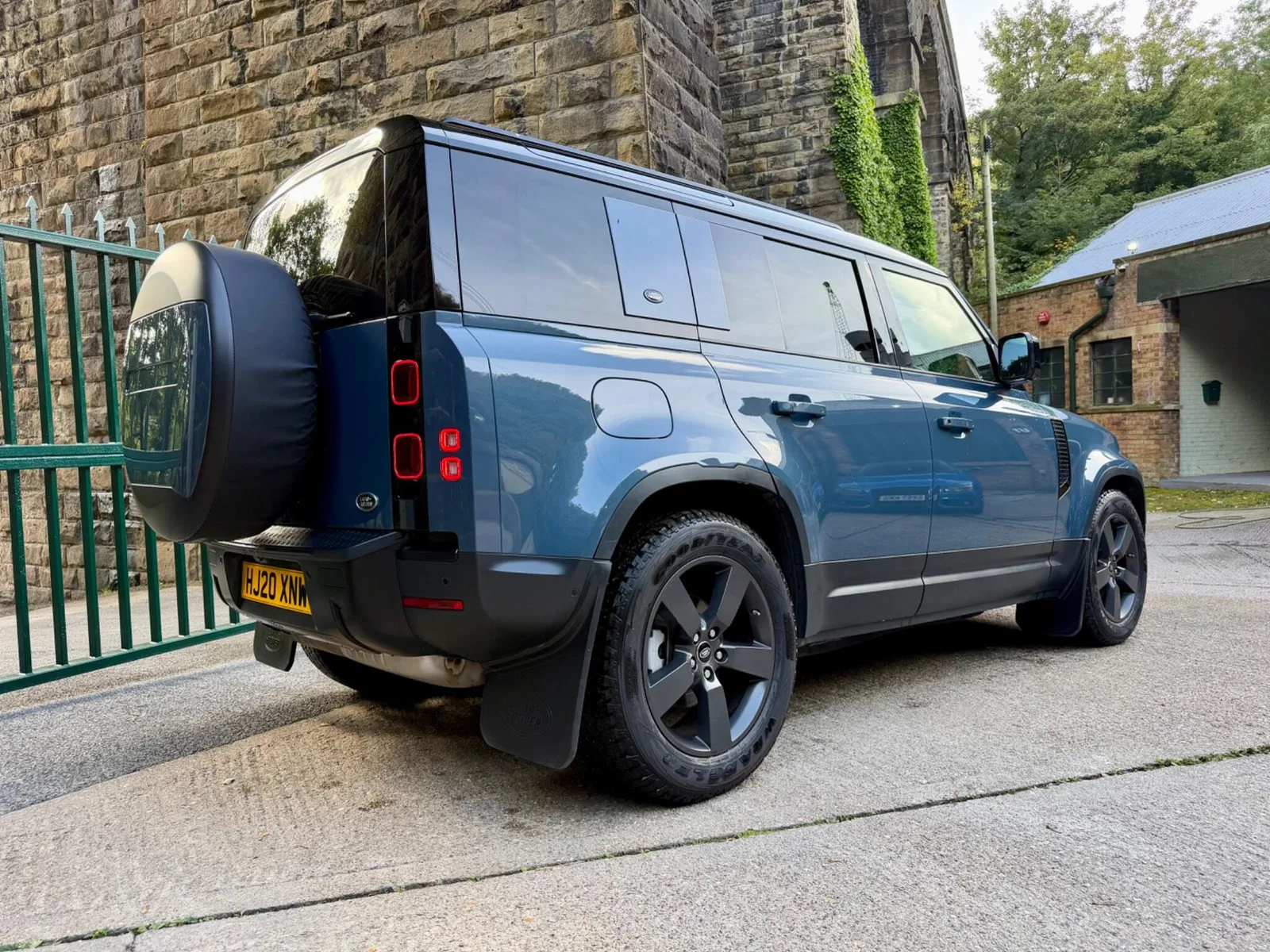 2020 Land Rover Defender 110 SD4 SE Tasman Blue photo 5