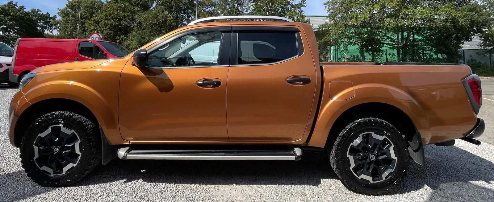 2020 Nissan Navara 2.3 dCi Tekna Auto Yellow photo 2