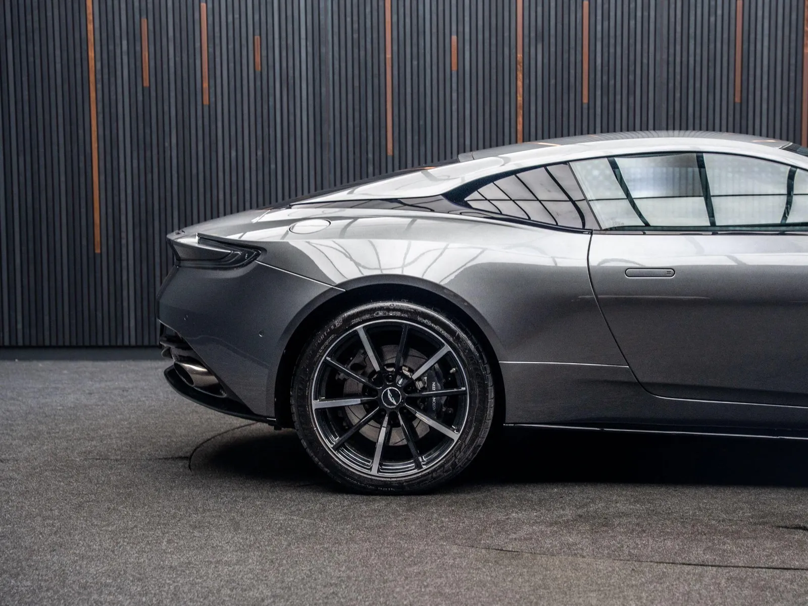 2022 Aston Martin DB11 V12 Magnetic Silver photo 4