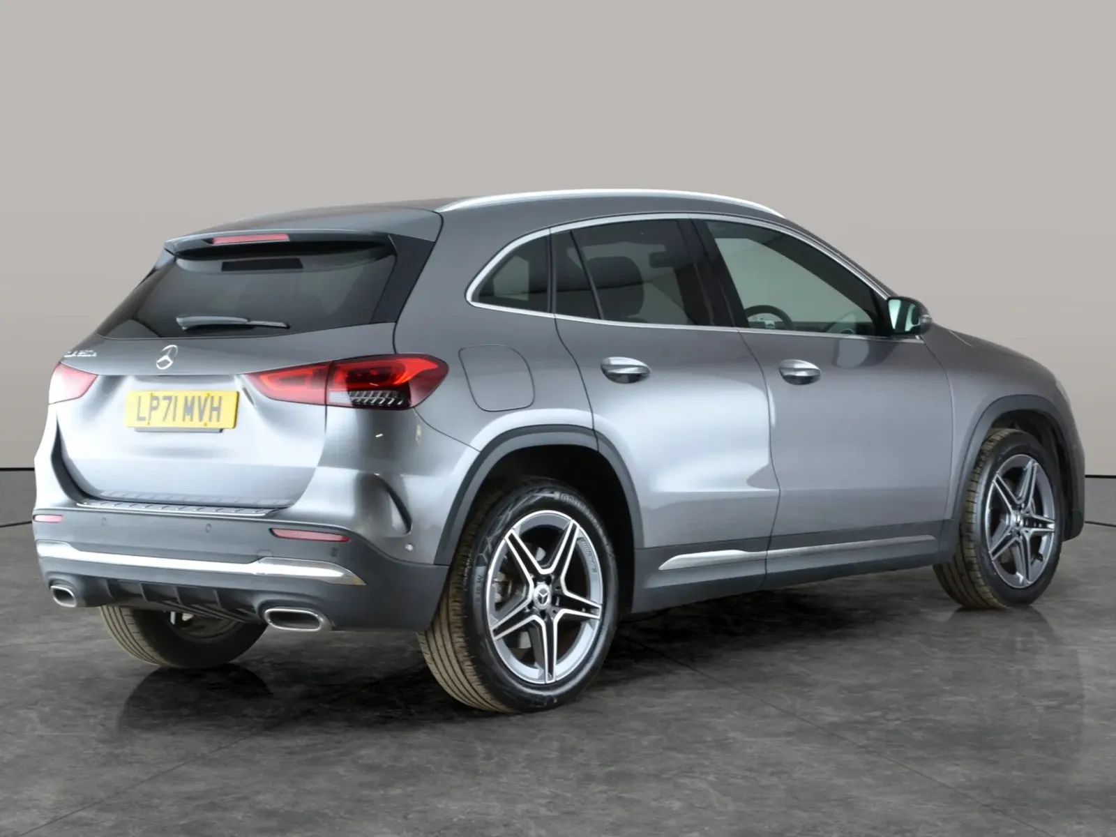 2022 Mercedes-Benz GLA 250e Exclusive Edition photo 5