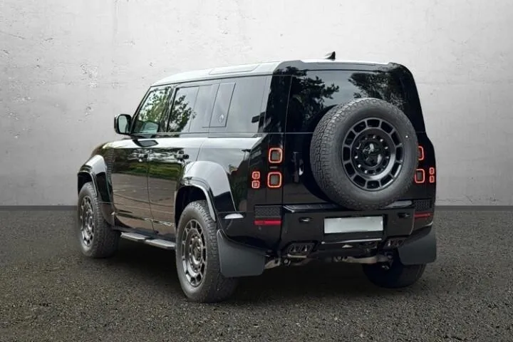 2026 Land Rover Defender 110 OCTA Black Edition photo 2