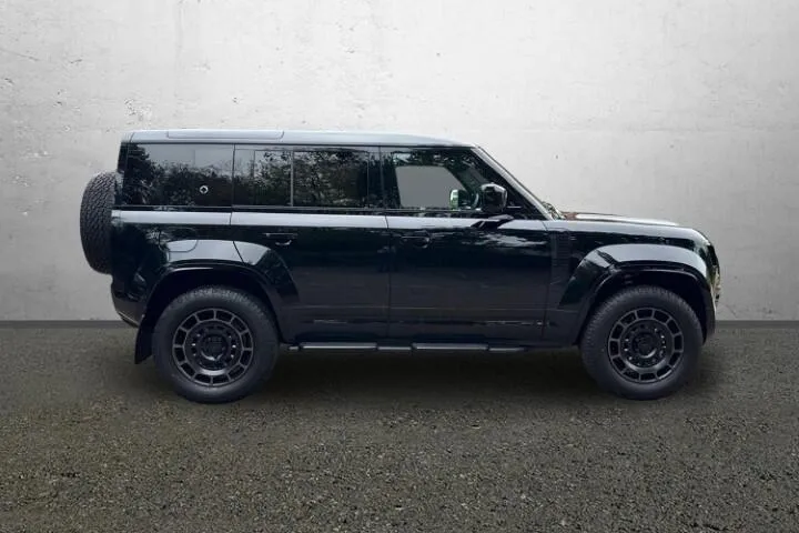 2026 Land Rover Defender 110 OCTA Black Edition photo 3