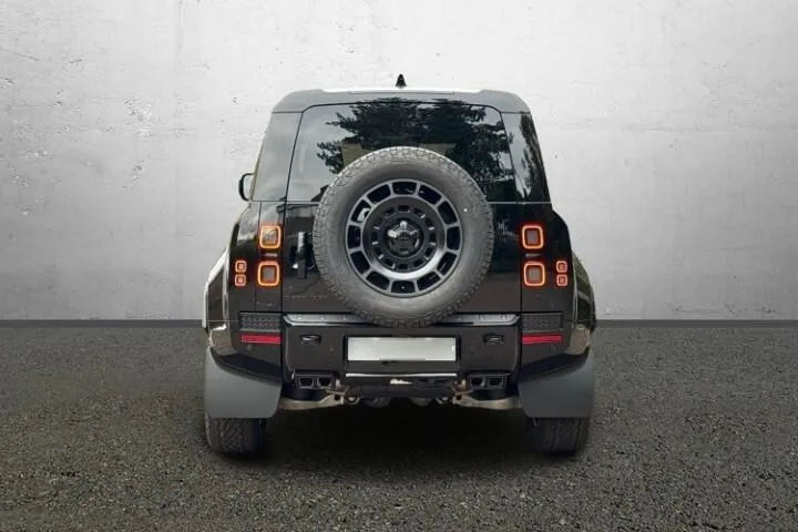 2026 Land Rover Defender 110 OCTA Black Edition photo 5
