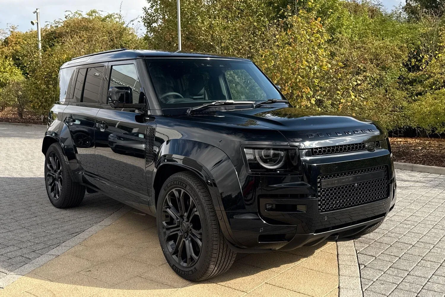 2026 Land Rover Defender 110 OCTA Black (22-inch wheels)