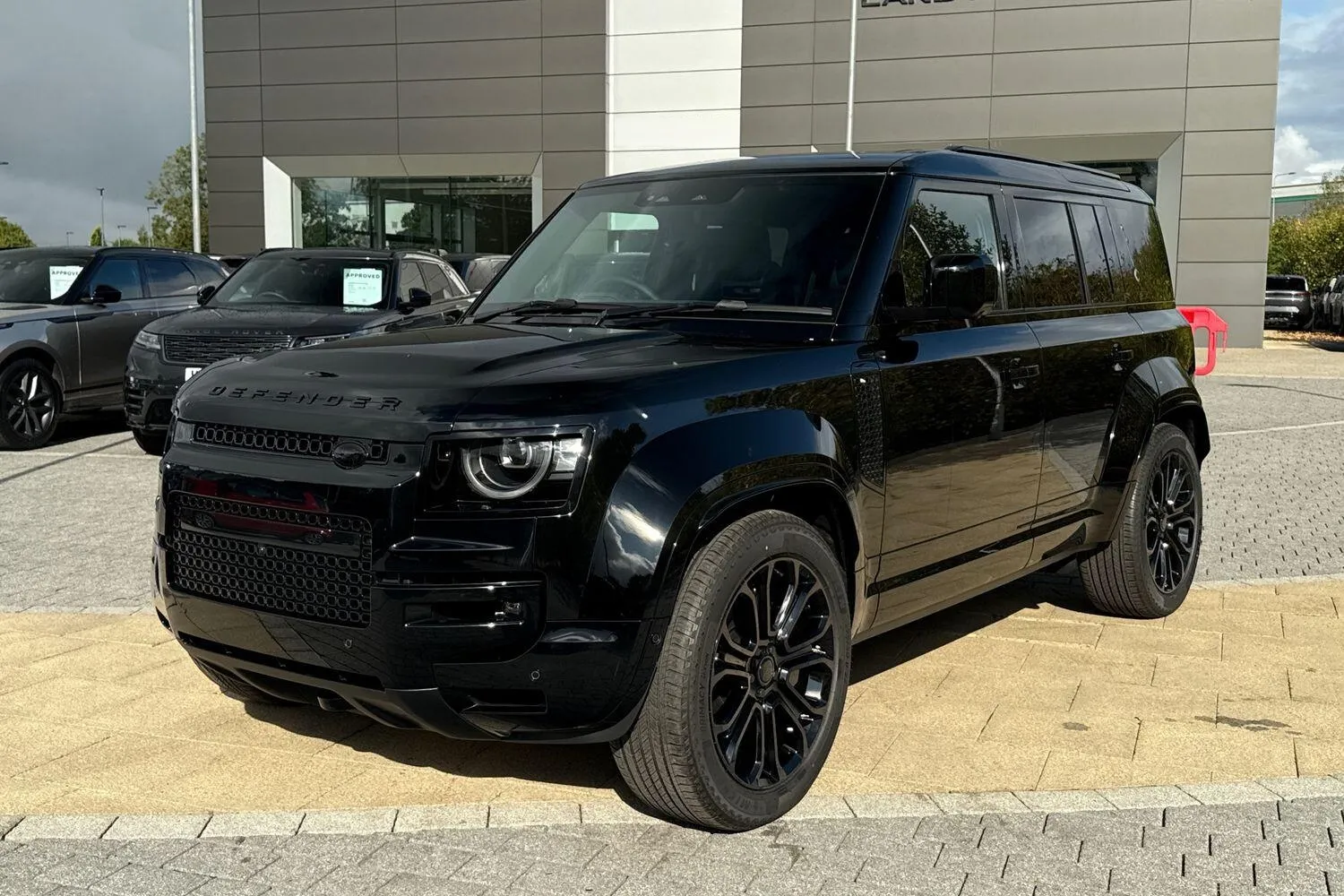 2026 Land Rover Defender 110 OCTA Black (22-inch wheels) photo 2