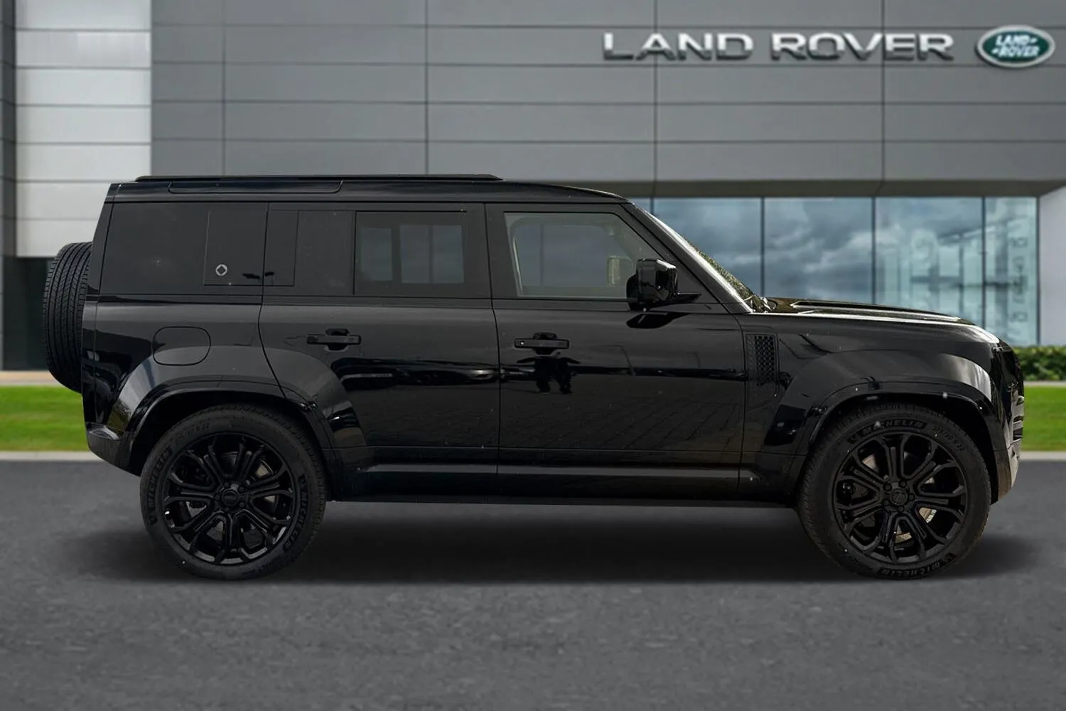 2026 Land Rover Defender 110 OCTA Black (22-inch wheels) photo 3