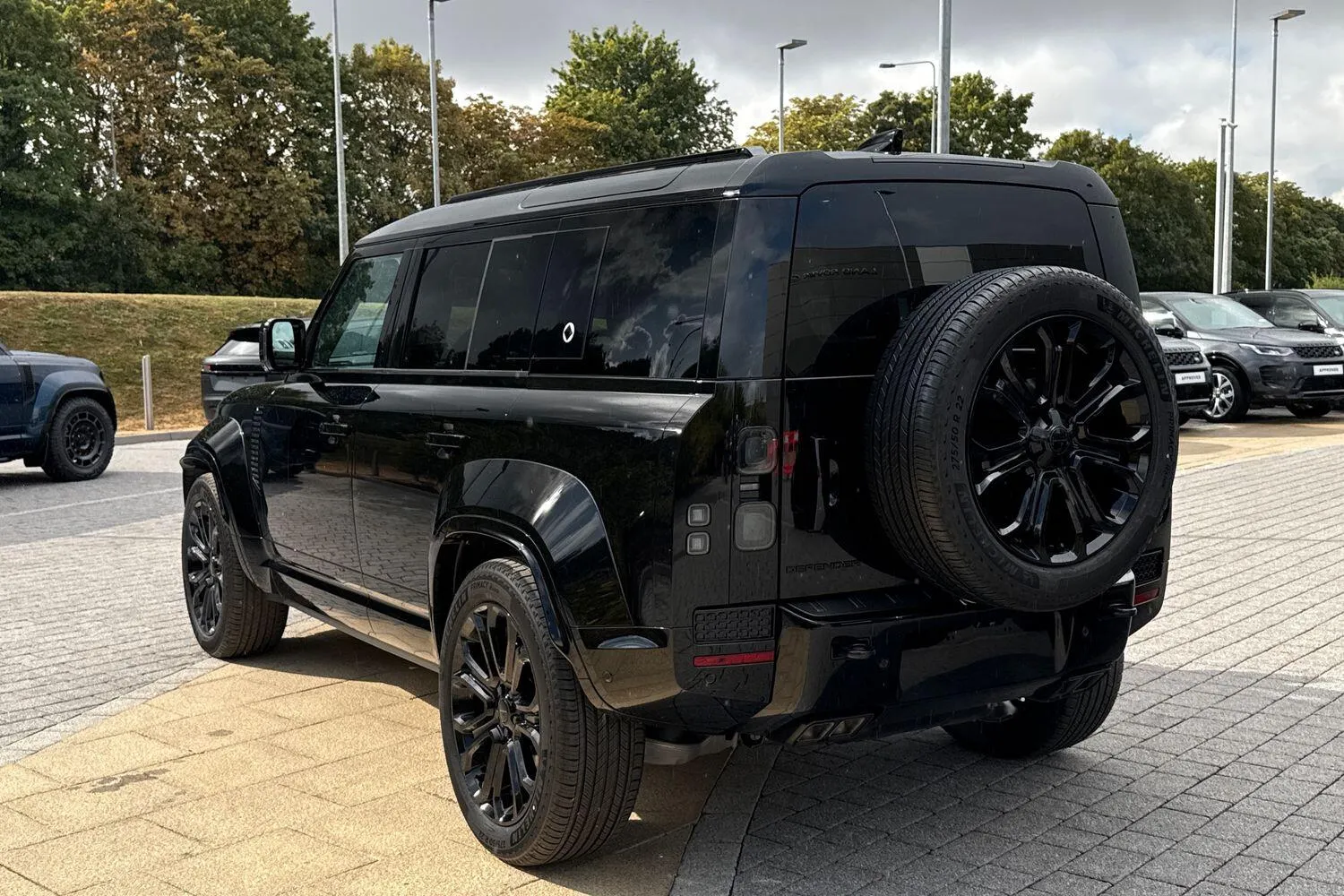 2026 Land Rover Defender 110 OCTA Black (22-inch wheels) photo 4
