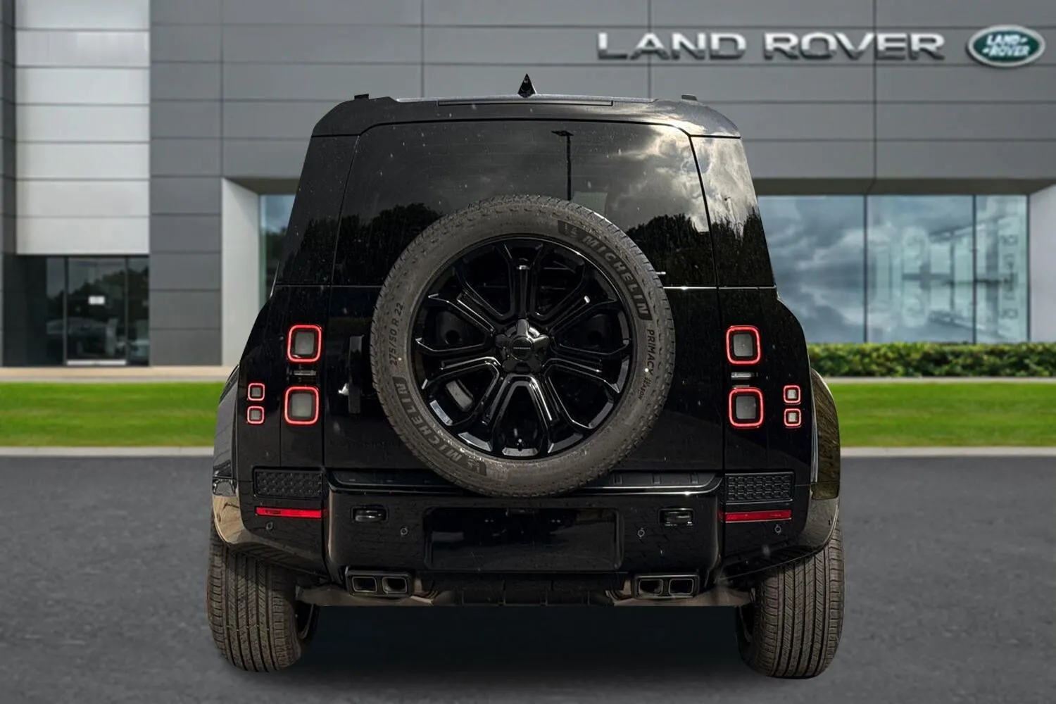2026 Land Rover Defender 110 OCTA Black (22-inch wheels) photo 5